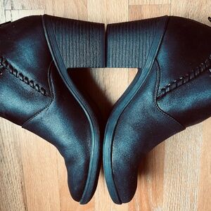 EUROSOFT Ora Leather Bootie, Black